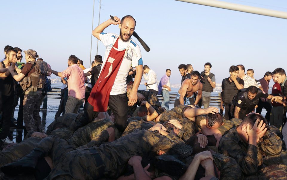  Surrendered Turkish soldiers who were involved in the coup are beaten by a civilian on Bosphorus bridge in Istanbul