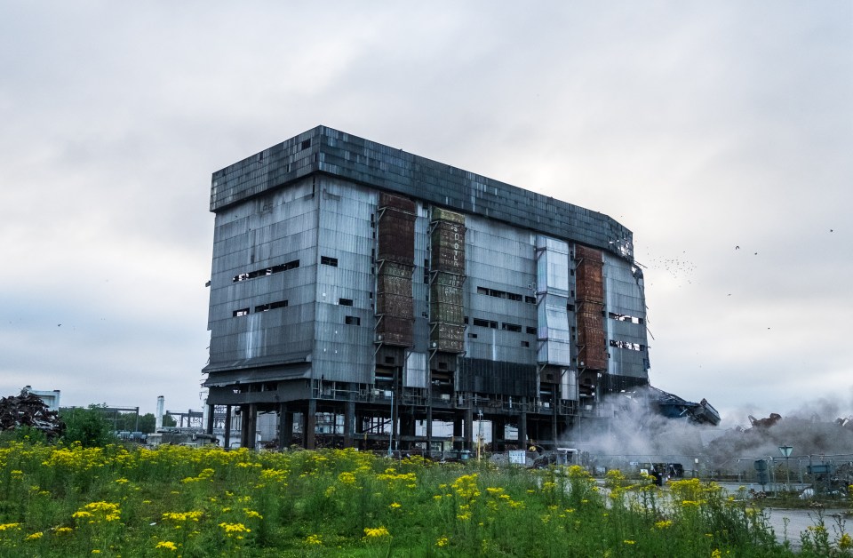  Remote-controlled robots brought down the remainder of the RWE Npower -owned power station Sunday in a unique operation.