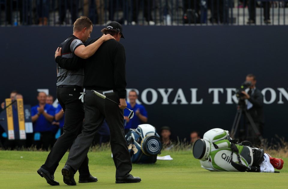  Henrik Stenson and Phil Mickelson show the respect of a tight, high-class contest