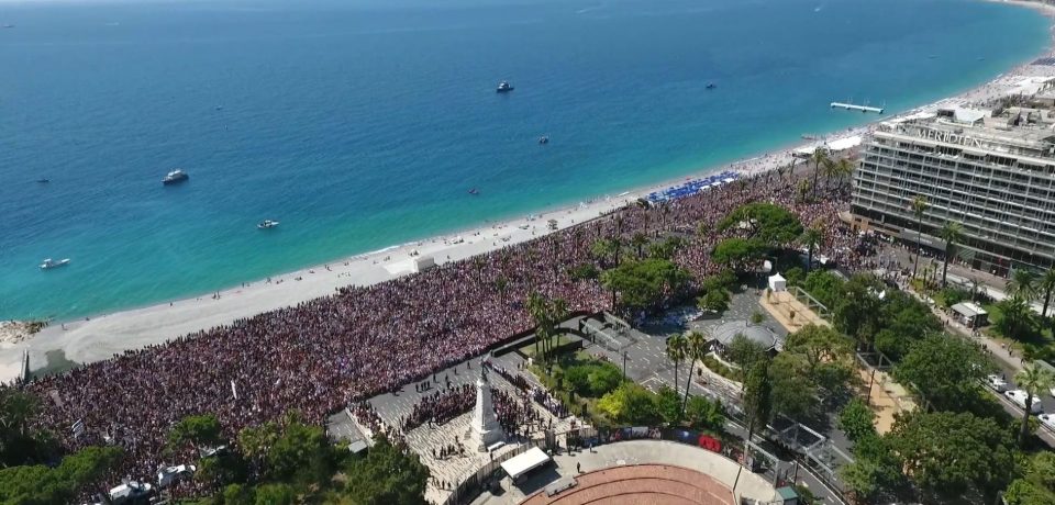  Thousands of people returned to the scene in Nice where scores of people were mown down by a lorry to pay tribute to victims with a minute's silence