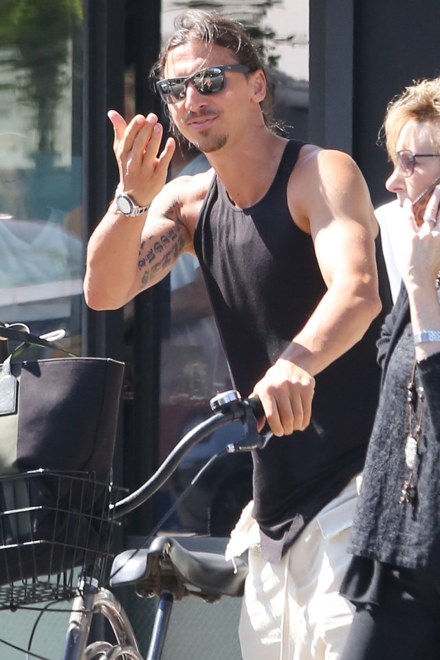  The striker, 34, blows a kiss while on holiday with family in Los Angeles