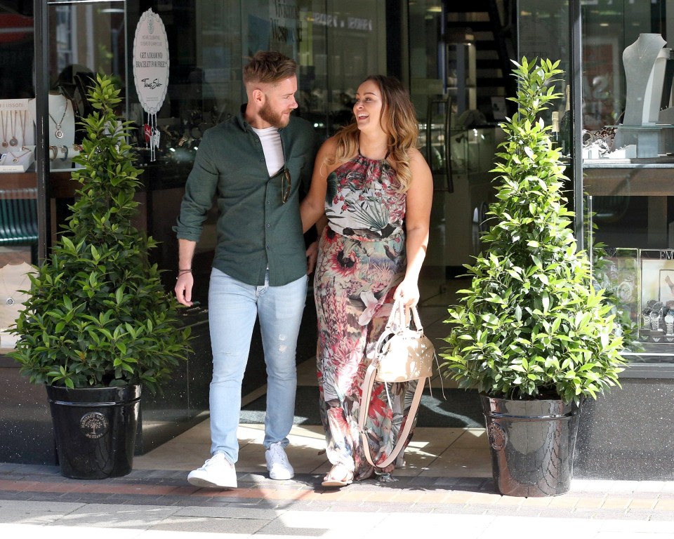  She wore her long locks in light waves and kept her make-up simple for the shopping trip