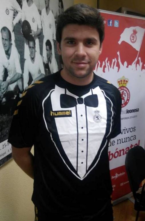  Cultural Leonesa wore this strange tuxedo kit