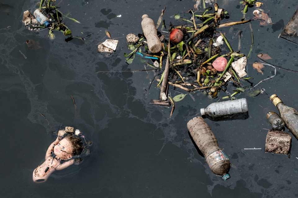  Disgusting floating debris pictured in Guanabara Bay