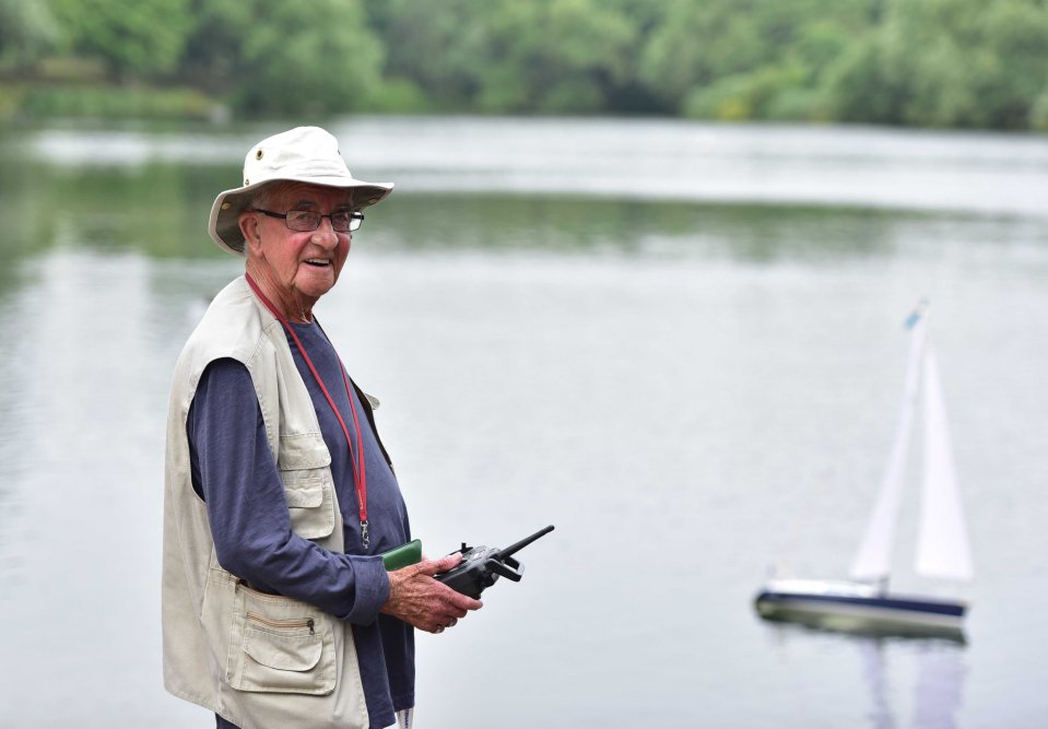  Some boat club members are considering defecting to another lake with Ray Payne saying he would keep his boat out of the swan's way