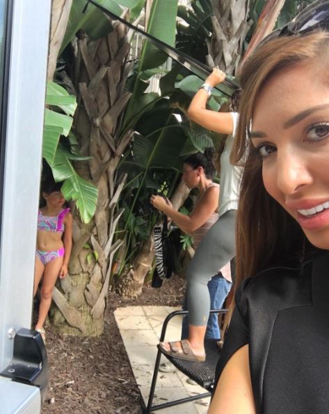  Farrah behind the scenes on Sophia's shoot