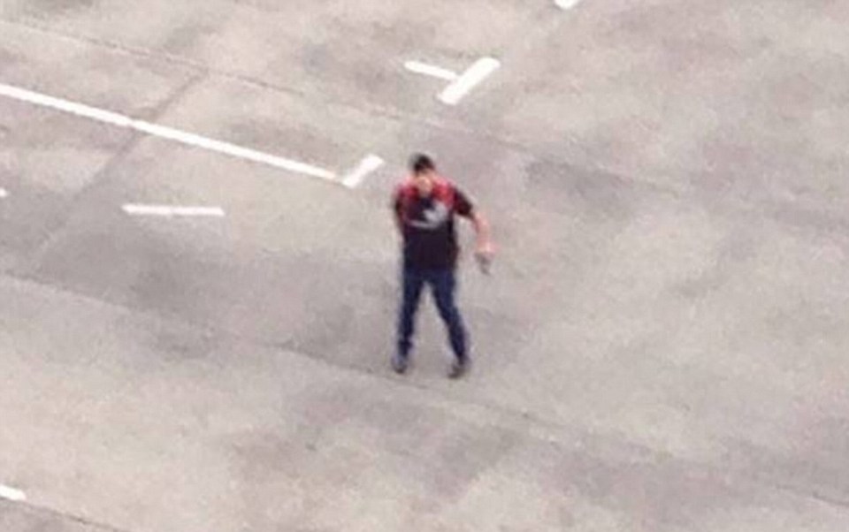  Shooter ... Gunman appears outside Munich shopping complex