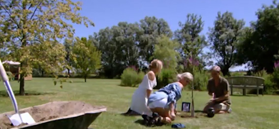  Bobby was joined by Chloe and Danni at the burial