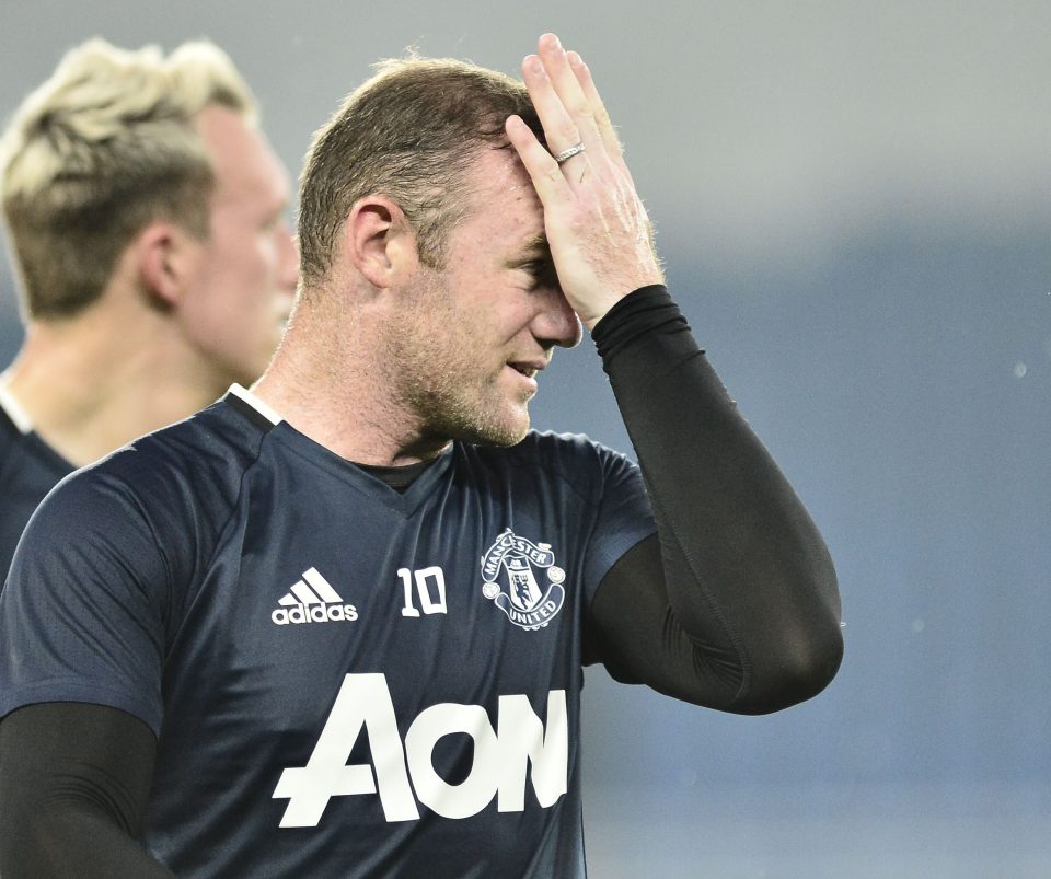  Wayne Rooney feels the heat as United train in the humidity of Beijing