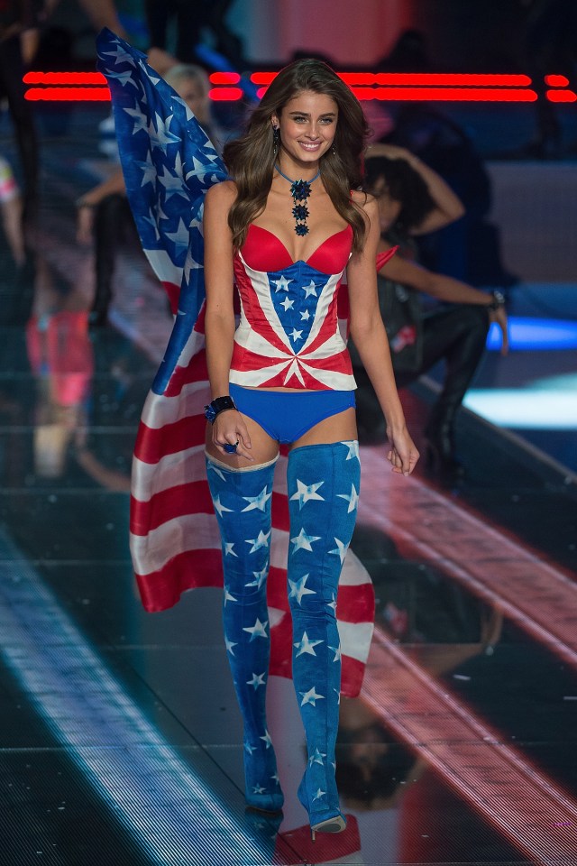  Taylor storms the runway for Victoria's Secret