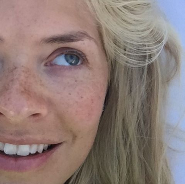  Holly showed off her glowing, sun-kissed face complete with a sprinkling of sexy freckles while on holiday