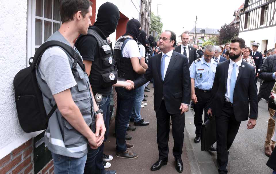  Hollande meets members of the elite fighting unit RAID