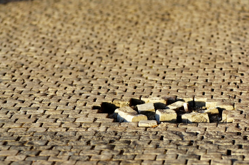  A Chinese woman gobbled down 20 cobblestones in a fit of peak