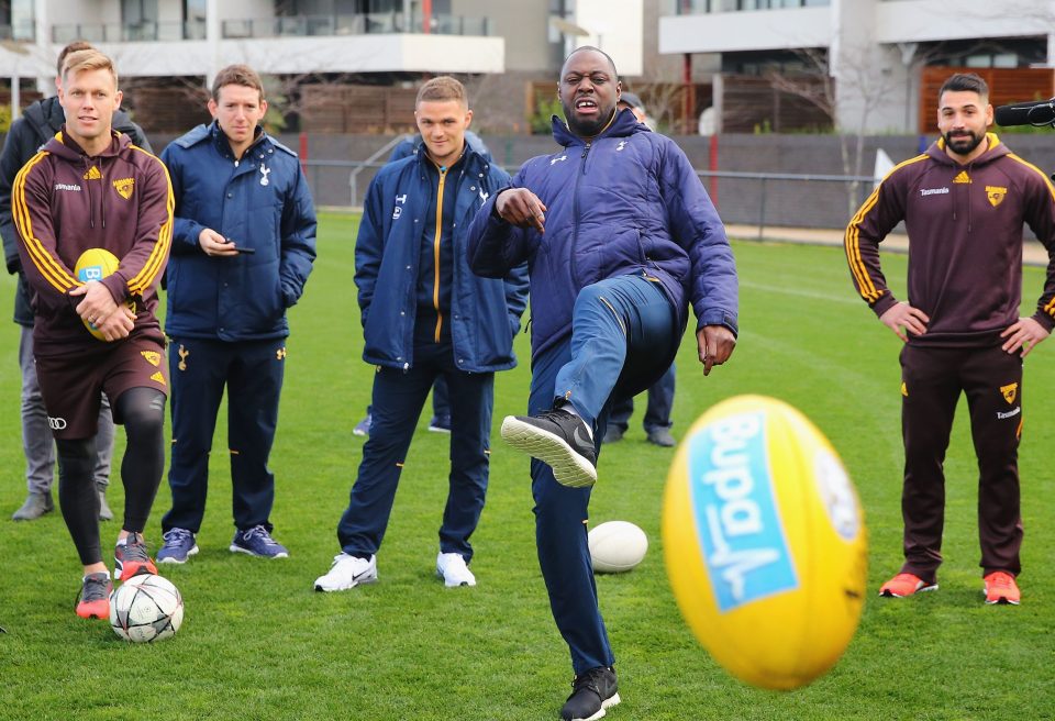  Ledley King gives it another go but eds up kicking straight at the camera