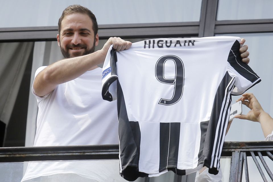  Gonzalo Higuain switched Napoli for Juventus in a stunning £75.3m deal