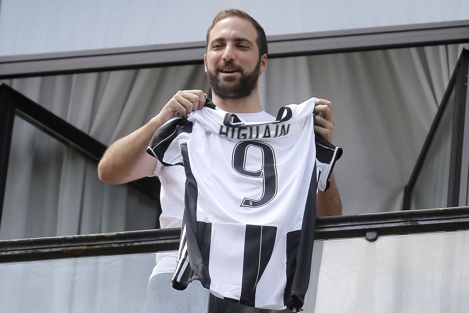  Gonzalo Higuain parades his new Juventus shirt to adoring fans below