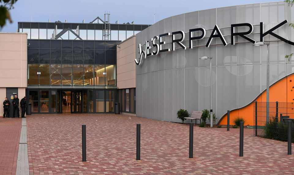  Hundreds of shoppers were evacuated from the Bremen shopping centre this evening