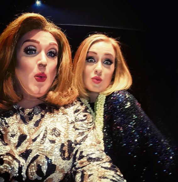  Uncanny... Adele finds someone like her and poses with impersonator at US gig