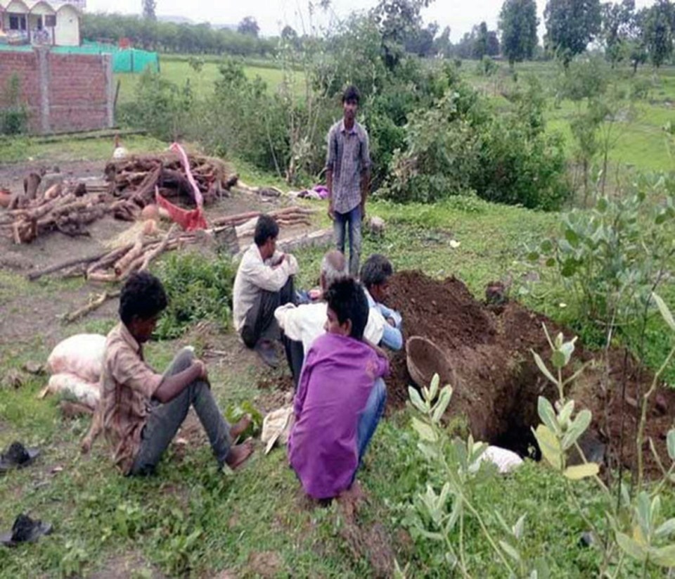  Some villagers dug a grave for burying the dead body