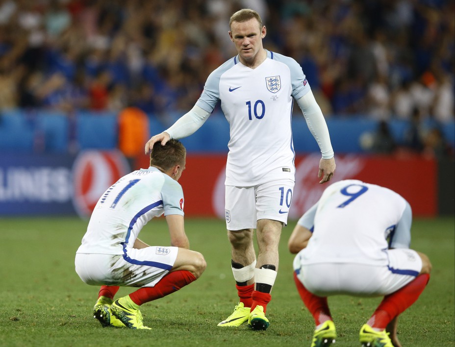  Wayne Rooney comforts England team-mates after Euro 2016 elimination to Iceland