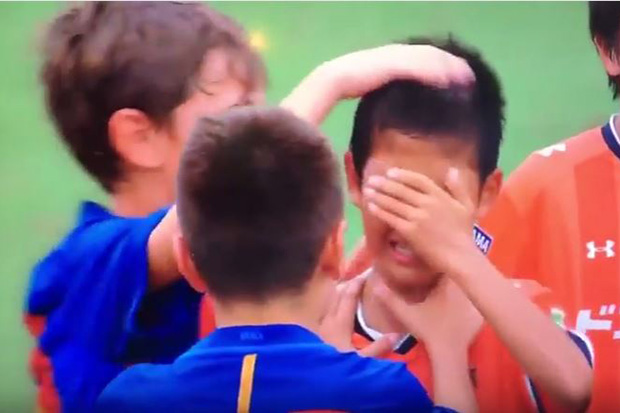  Barcelona Under-12s soothe crying rivals after a defeat