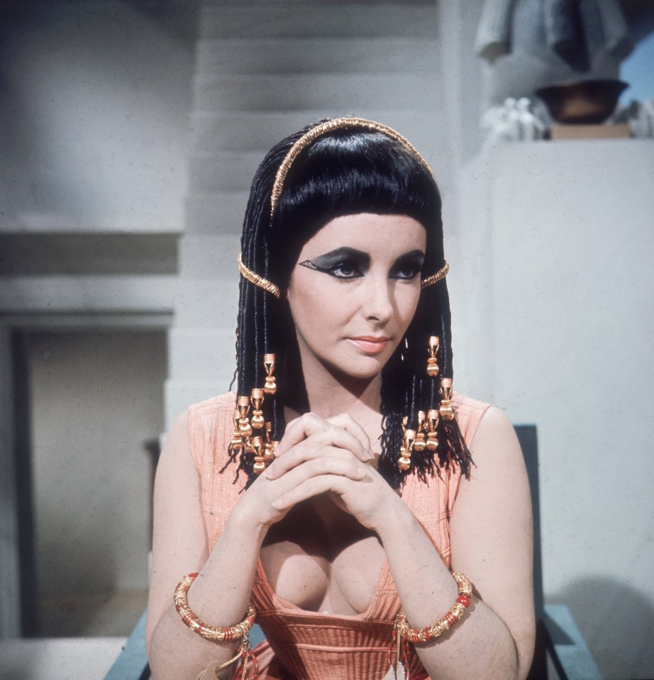  Elizabeth Taylor as the Egyptian queen Cleopatra