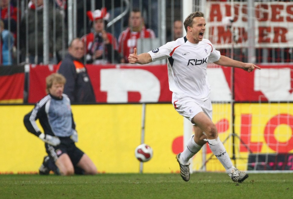 MUNICH, GERMANY - NOVEMBER 08: Kevin Davies (R) of Bolton celebrates scoring the fourth goal, whilst munich?s keeper Oliver Kahn (L) looks on during the UEFA Cup Group F match between Bayern Munich and Bolton Wanderers at the Allianz Arena on November 8, 2007 in Munich, Germany. (Photo by Alexander Hassenstein/Bongarts/Getty Images)