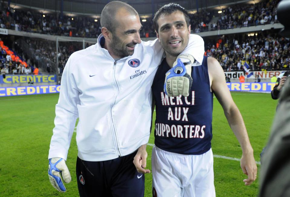 Paris Saint-Germain's Portugese forward Pedro Pauleta and goalkeeper Jerome Alonzo celebrate at the end of their French L1 football match FC Sochaux vs Paris SG on May 17, 2008 at the Auguste Bonal Stadium in Montbeliard, eastern France. Paris Saint-Germain defeated Sochaux 2-1. AFP PHOTO SEBASTIEN (Photo credit should read SEBASTIEN BOZON/AFP/Getty Images)