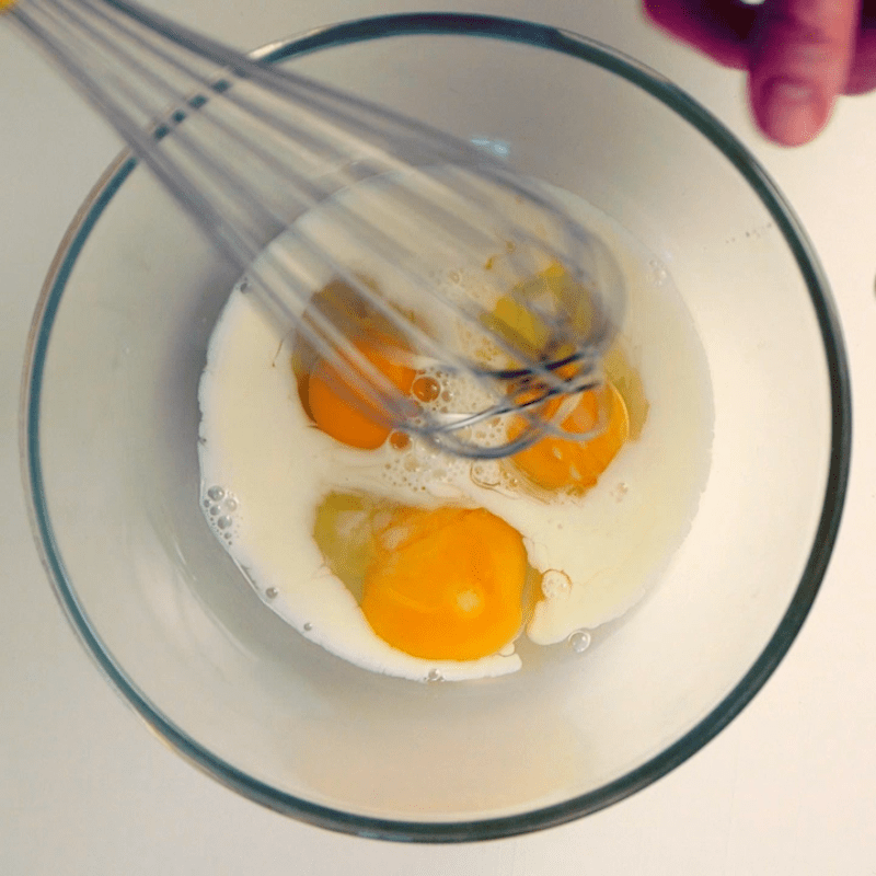  Mix the eggs and milk together