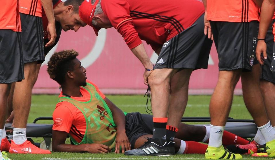  Kingsley Coman lies stricken after going down injured during Bayern training