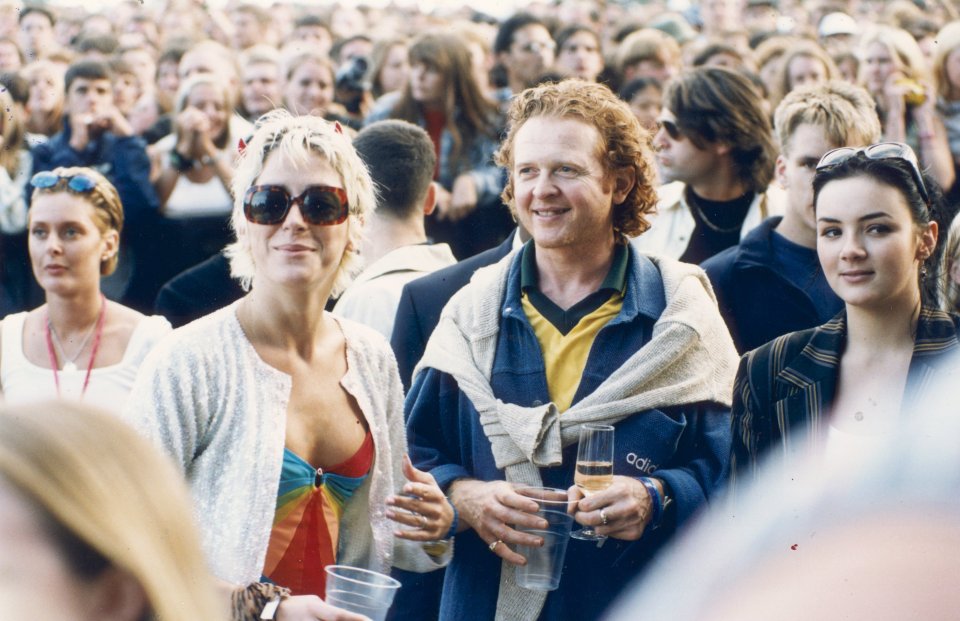  Mick Hucknall of Simply Red and Martine McCutcheon watch the concert