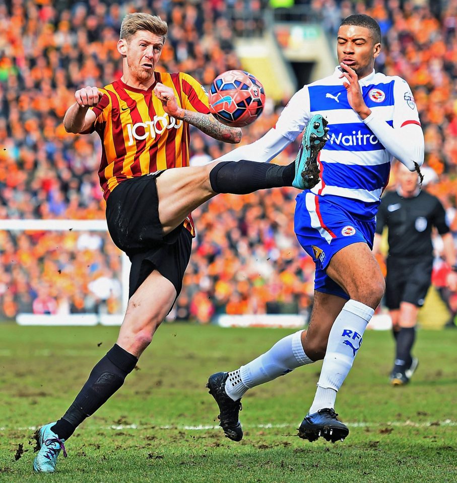  Hector takes on Bradford City's Jon Stead in a cup tie whilst still a Reading player in 2015