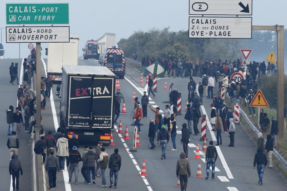 Migrants block road in Calais