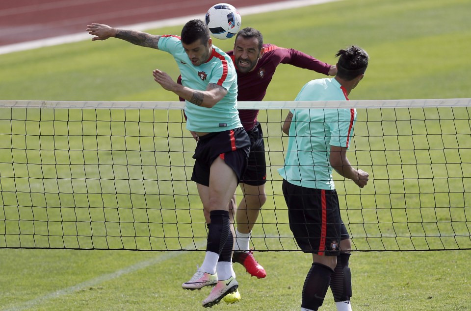  Eduardo plays head tennis during Portugal training at Euro 2016