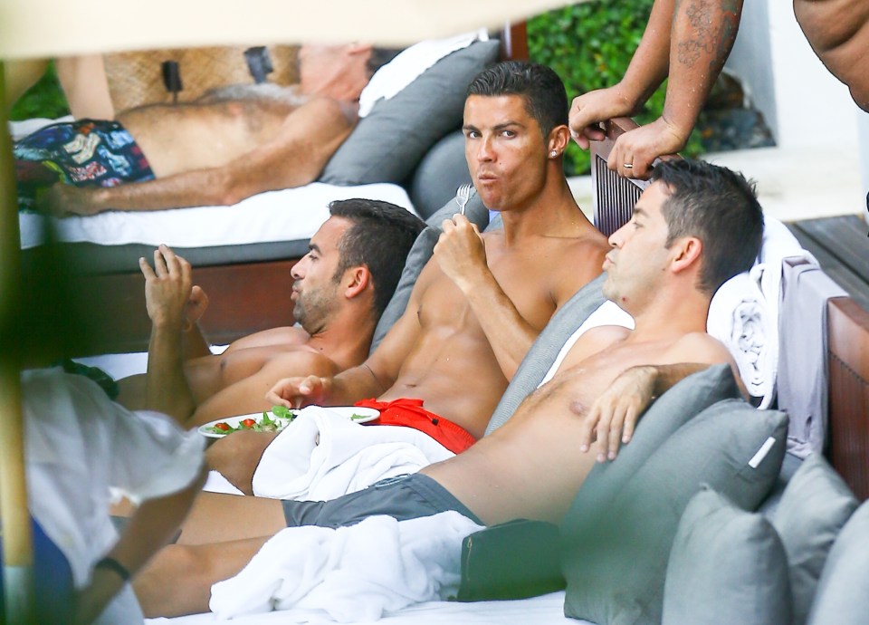  Cristiano Ronaldo tucked into a full salad as he sat by the pool with friends