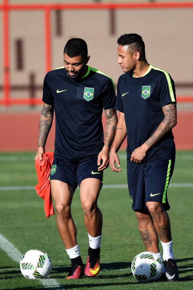  Gabriel Barbosa chats with Neymar during a Brazil training session