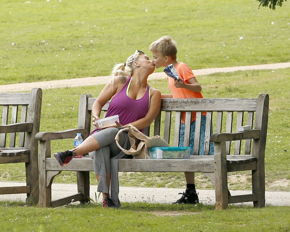 In one particularly cute moment, Maxwell gave his famous mother a big kiss 