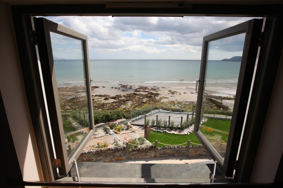  And the 502 sq ft property , which boasts a stunning seaside view, is now on the market for £595,000