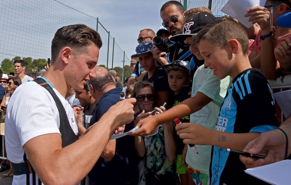  Florian Thauvin signs autographs after rejoining Marseilles on loan