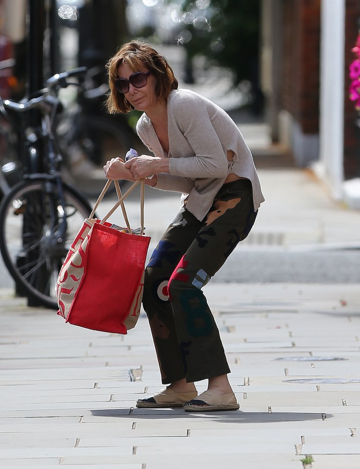  She was snapped trying to carry a heavy bag of magazines in London