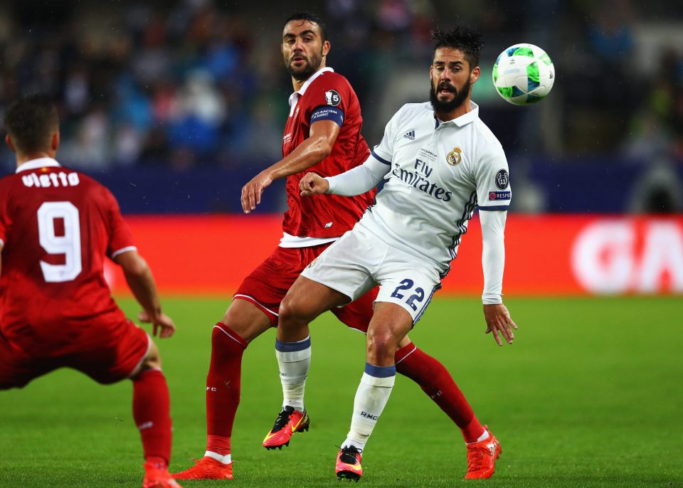 TRONDHEIM, NORWAY - AUGUST 09: Isco of Real Madrid is closed down by Vicente Iborra of Sevilla during the UEFA Super Cup match between Real Madrid and Sevilla at Lerkendal Stadion on August 9, 2016 in Trondheim, Norway. (Photo by Michael Steele/Getty Images)