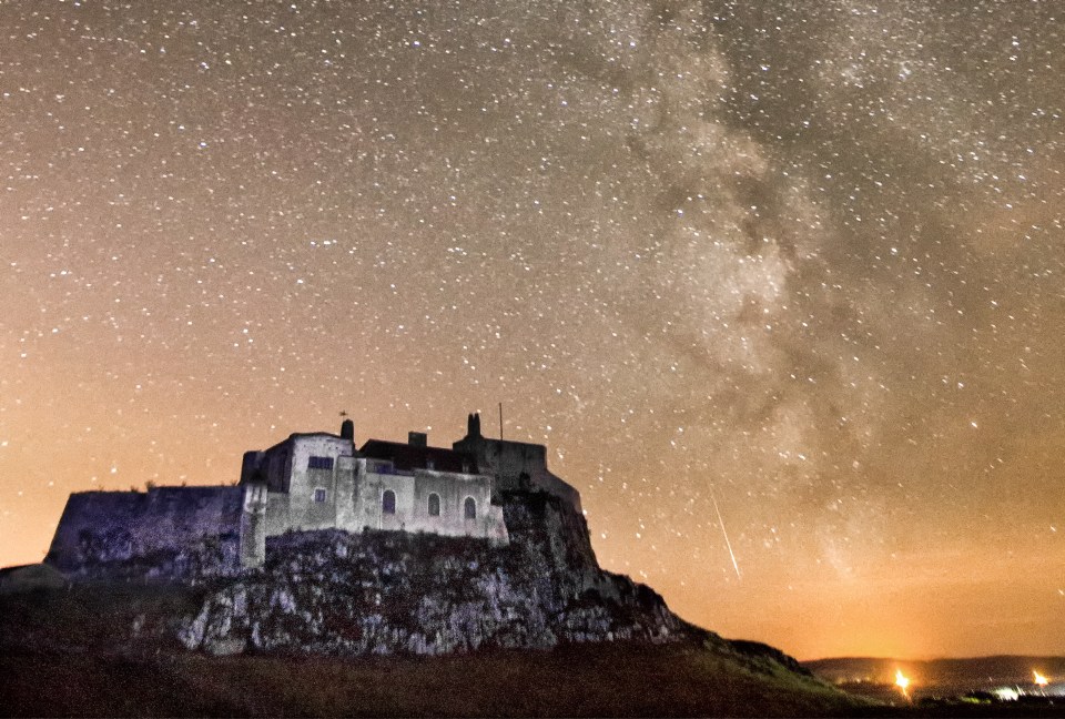  The shooting stars light up the sky over the Holy Island of Lindisfarne,Northumberland