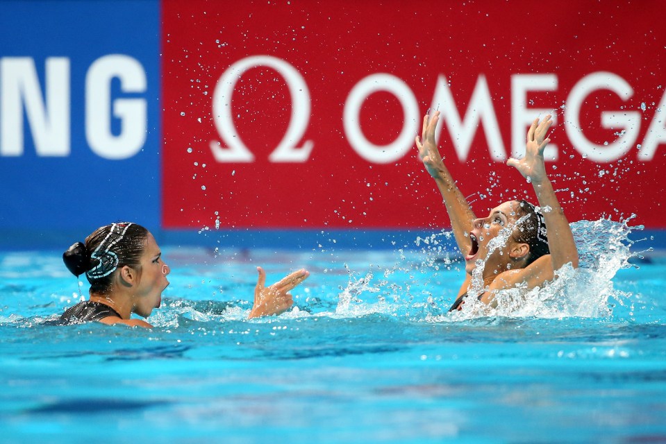  Bia and Branca Feres in action in the pool