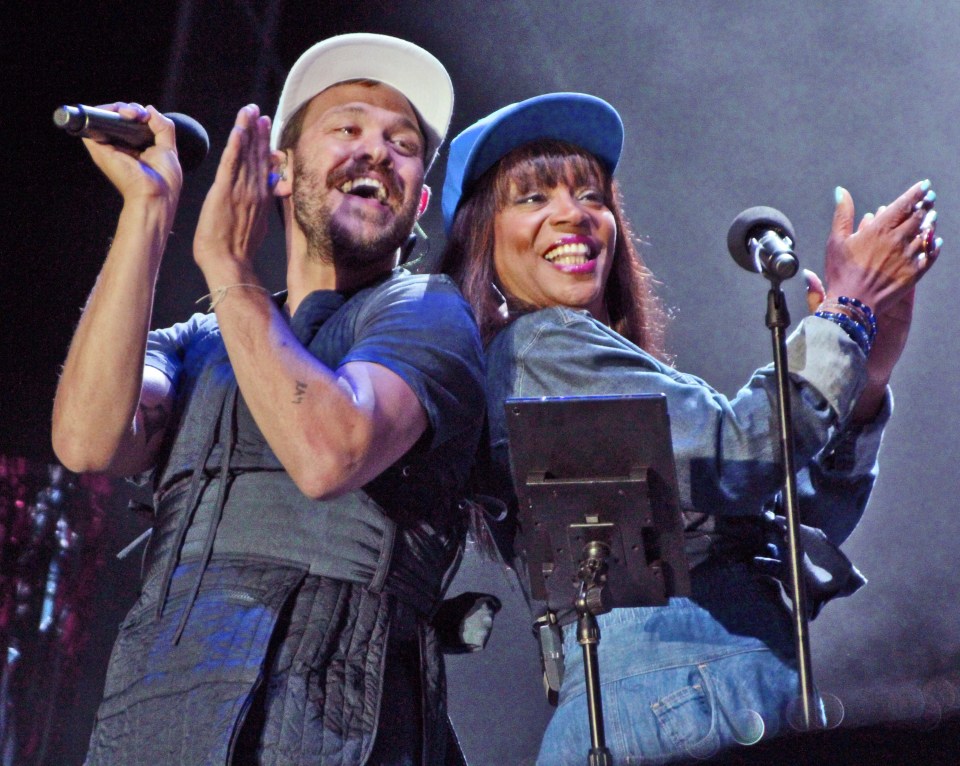  He enjoyed a boogie with other singers on stage