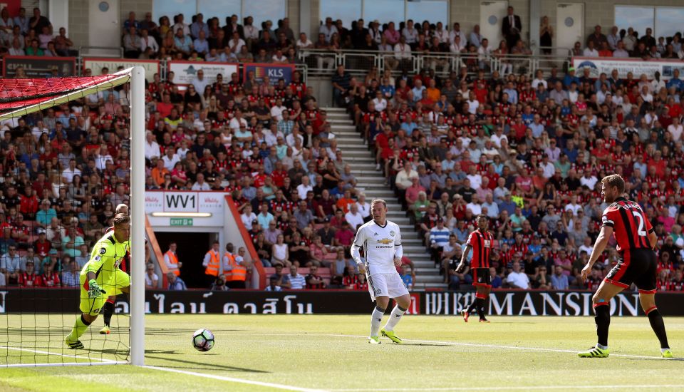 Wayne Rooney doubles Manchester United's lead with a simple header