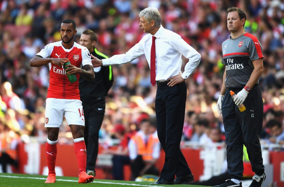  Wenger talks to Theo Walcott during the Gunners' Prem opener