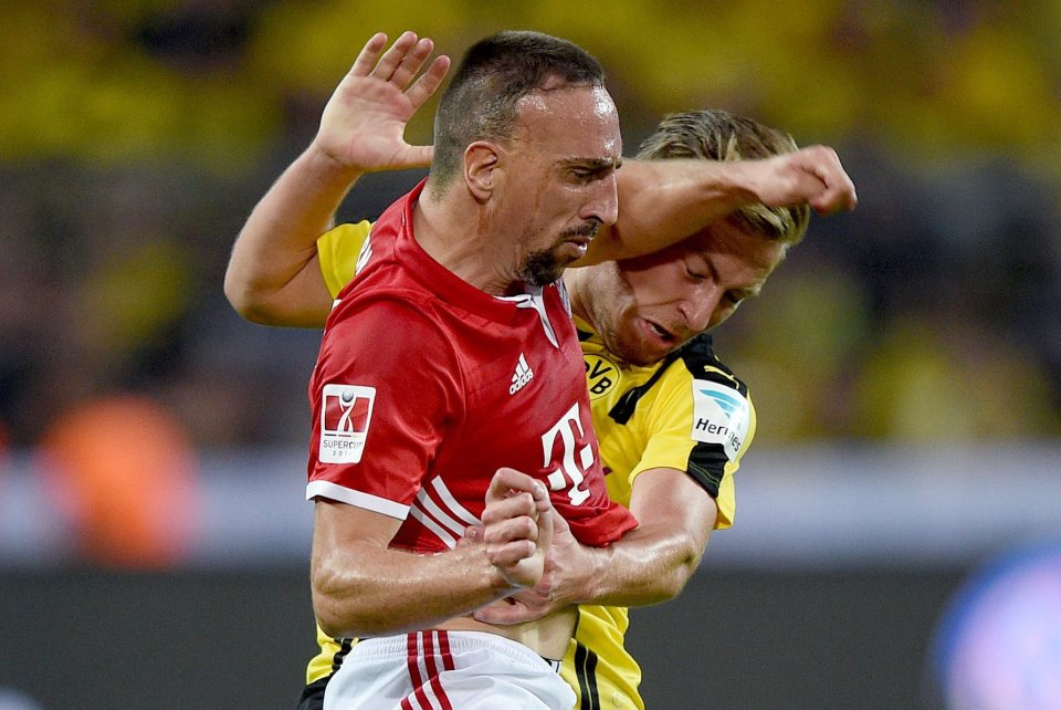  Franck Robery escaped a red card for this elbow on Felix Passlack