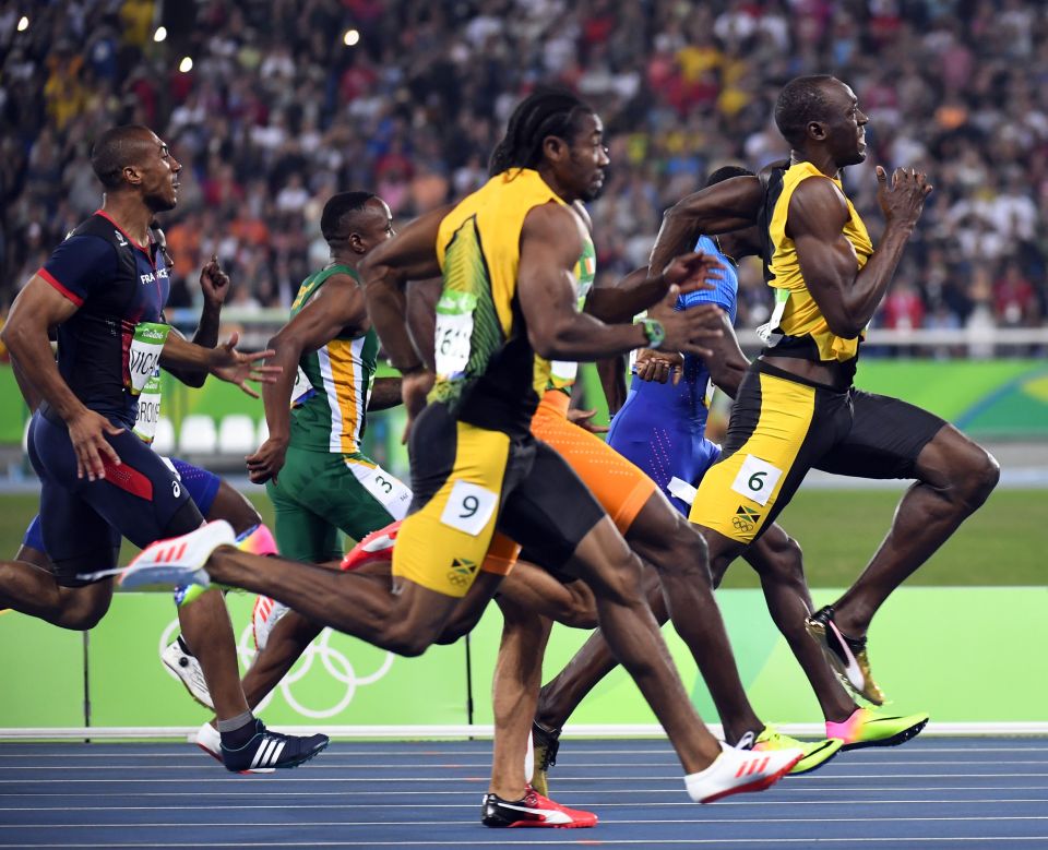  Usain Bolt begins to overhaul the field on his way to victory in the 100 metres final