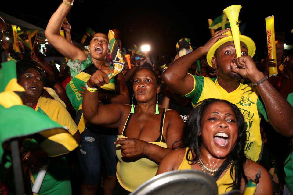  Fans in Jamaican capital Kingston celebrate Usain Bolt's 100m triumph