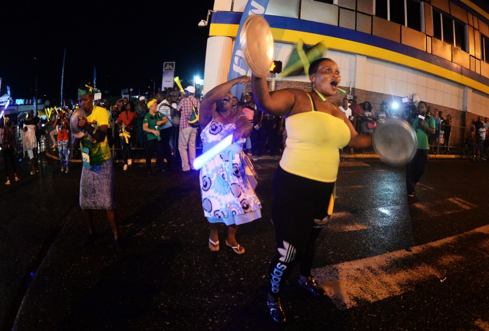  Jamaicans in the country's capital celebrate Usain Bolt's 100m win